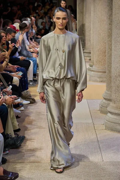 Look 10